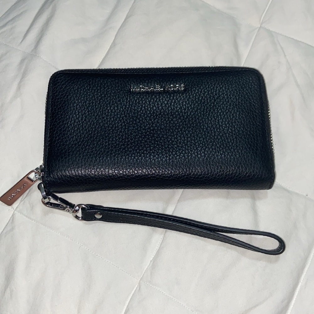 Like new Michael Kors Jet Set Travel Wallet Phone Case wristlet - Picture 3 of 13